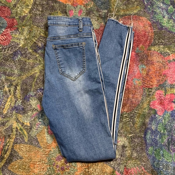 Falmer Heritage Distressed Jeans - Picture 2 of 12